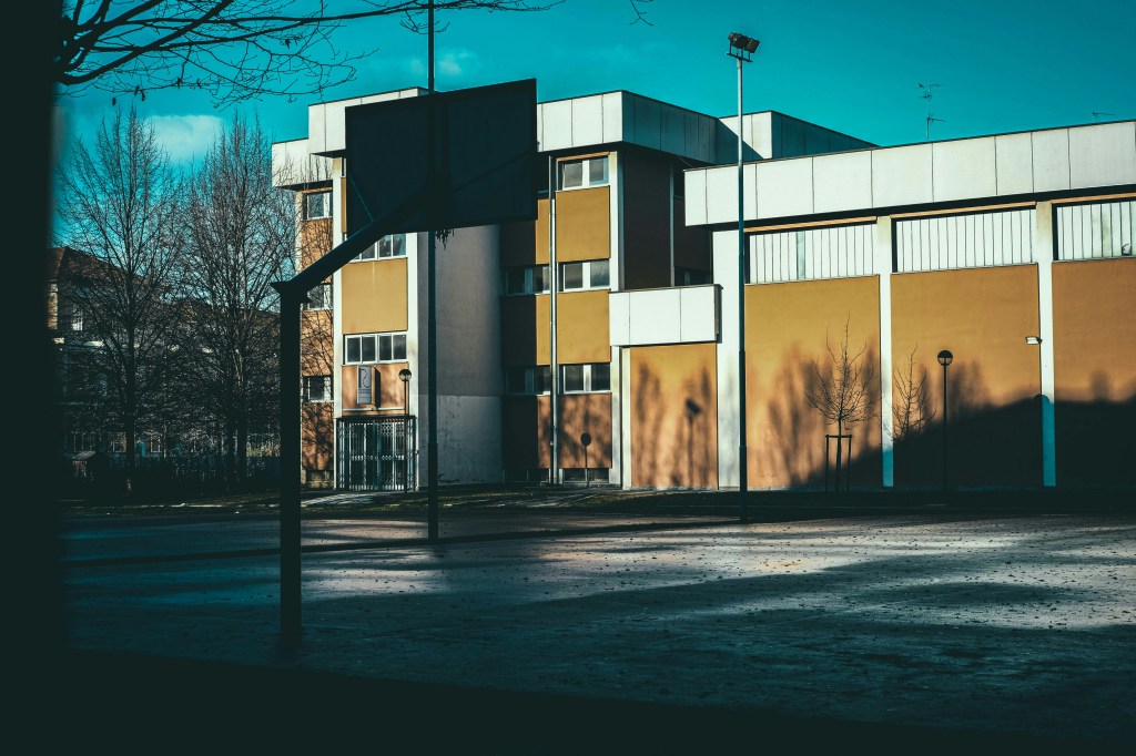 Basketballplatz vor einer US-amerikanischen High School.